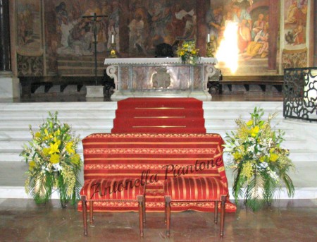 Santa Maria in Domnica - particolare panca sposi- Composizioni laterali su base in ferro a struttura semi piramidale con lilium gialli e bianchi, orchidee dendrobium bianche e pioggia d'oro